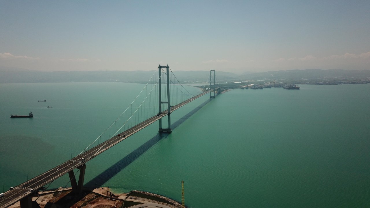 İzmit Körfezi Turkuaz Renge Büründü