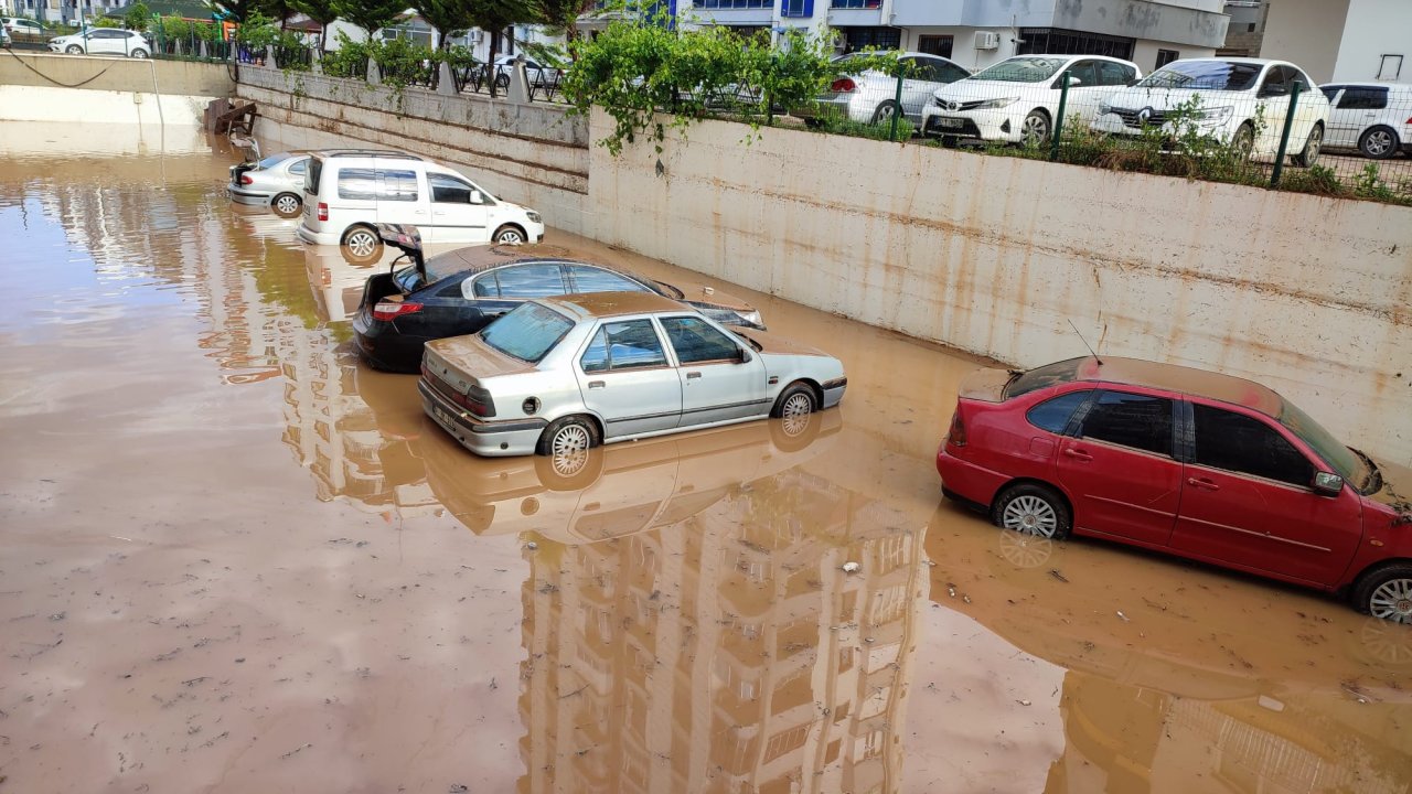 Sağanağın Vurduğu Kozan'da Ev Ve İş Yerleri Temizleniyor
