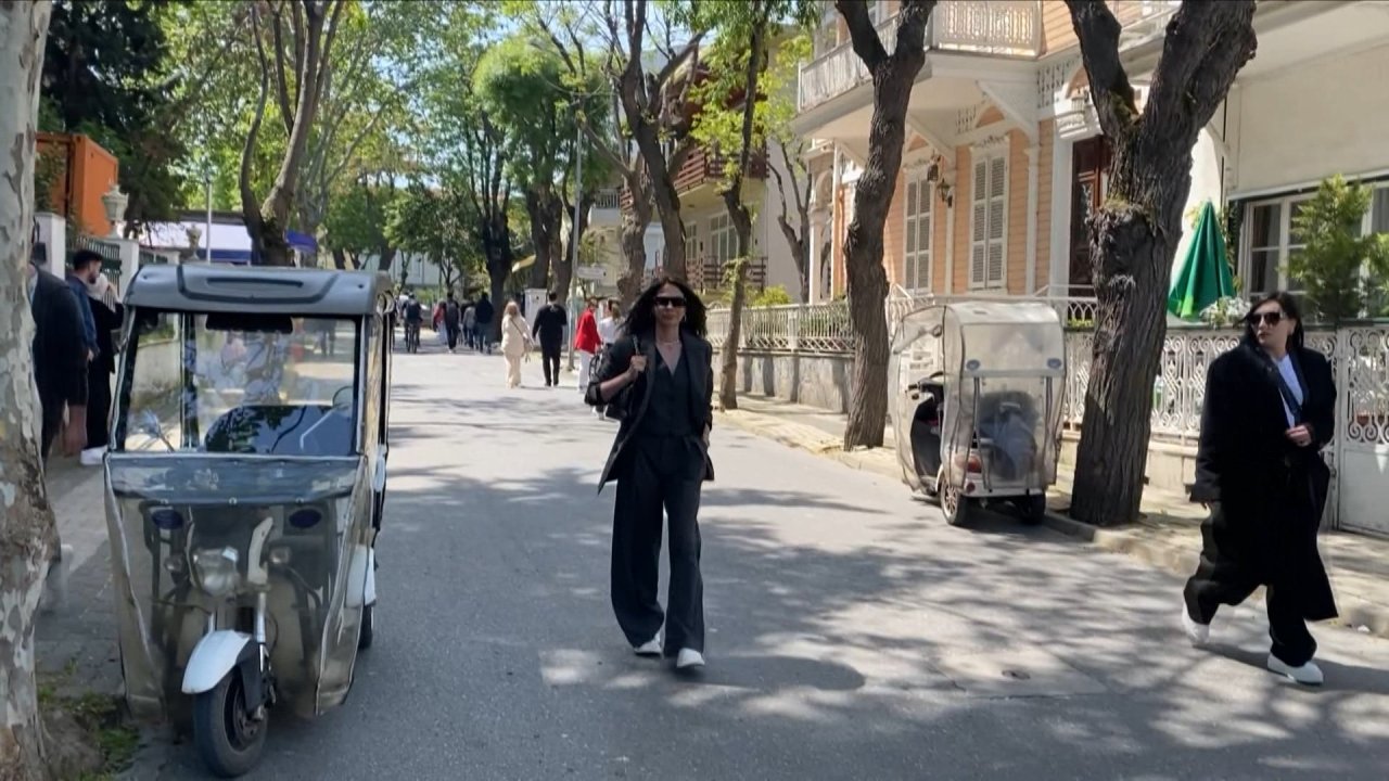 Şarkıcı Oğuzhan Koç Ve Oyuncu Demet Özdemir Boşandı