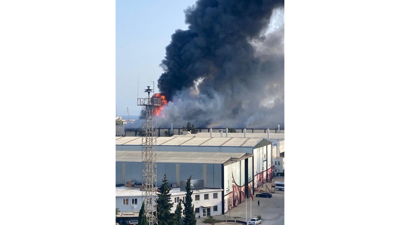 Antalya'da tekne üretim fabrikasında yangın (1)