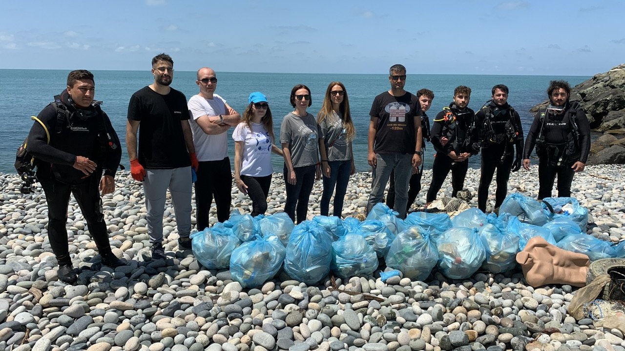 Üniversite öğrencileri, denizden 150 kilo çöp çıkardı