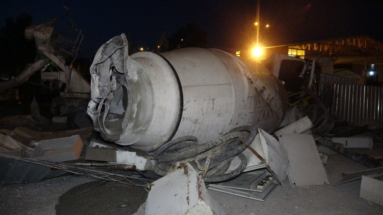 15 metre yükseklikten metro inşaatı sahasına uçan beton mikserinin sürücüsü öldü