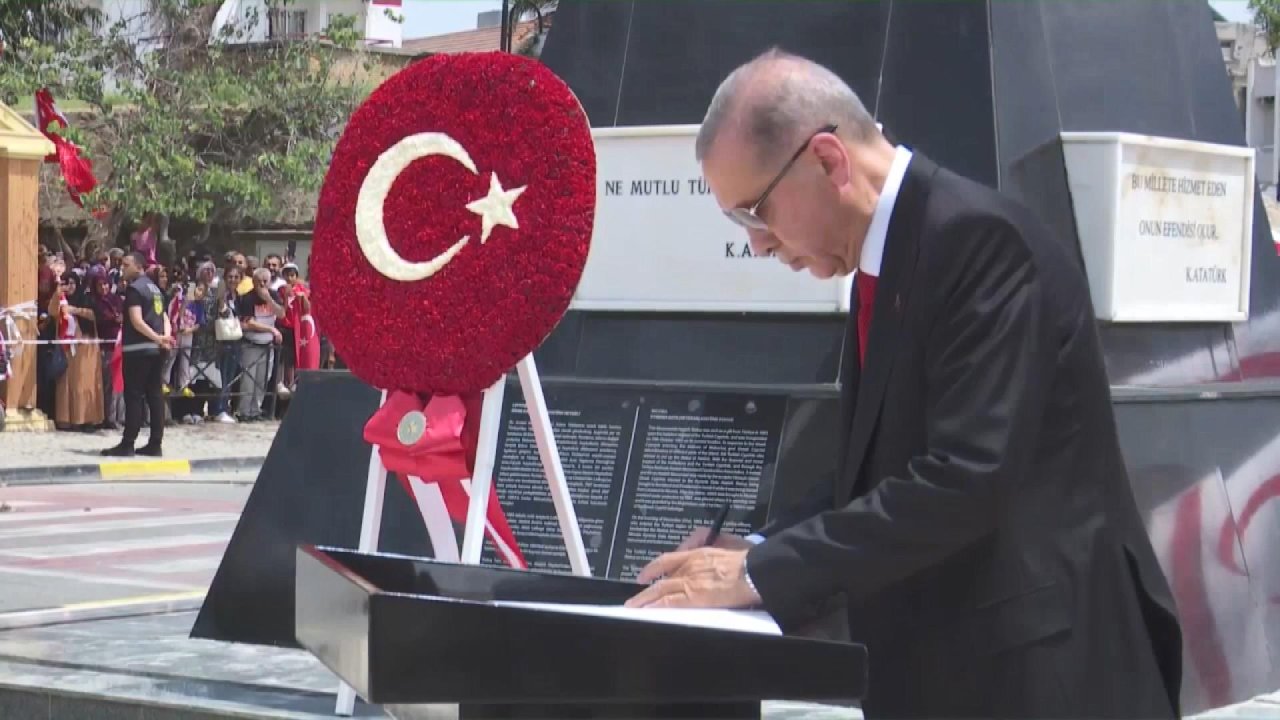 Cumhurbaşkanı Erdoğan, Lefkoşa Atatürk Anıtı’nı ziyaret etti