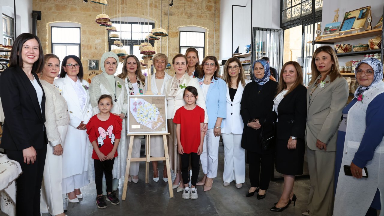 Emine Erdoğan, Kıbrıs Türk Girişimci Kadınlar Kooperatifi üretim ve satış merkezini ziyaret etti