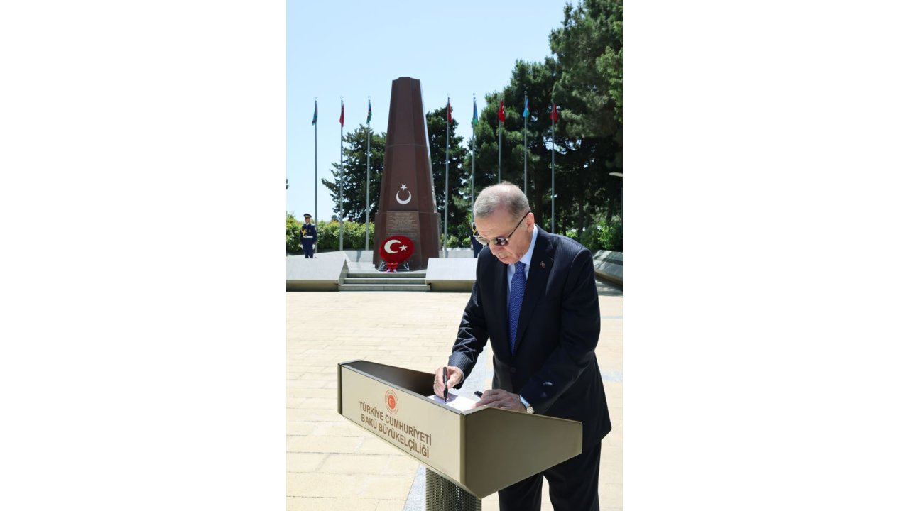 Cumhurbaşkanı Erdoğan, Bakü’de şehitlikleri ziyaret etti