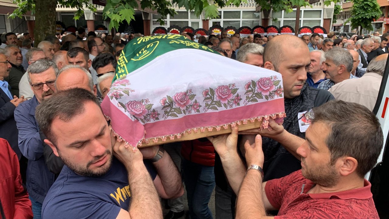 Cam silerken 5'inci kattan düşen eski CHP kadın kolları başkanı, toprağa verildi