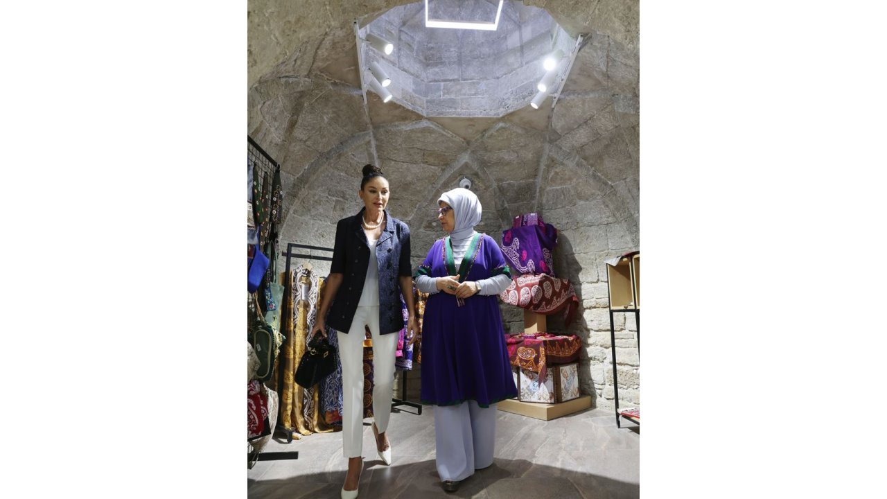 Emine Erdoğan, Bakü’de İçerişehir’i ziyaret etti