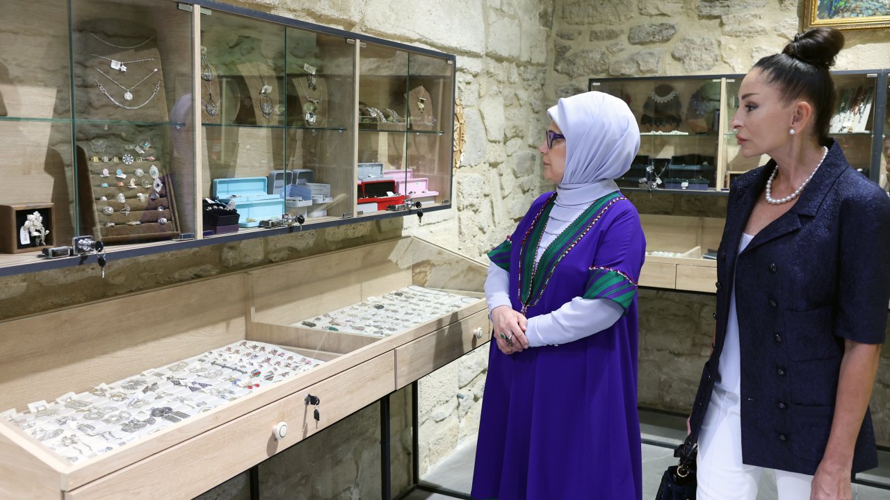 Cumhurbaşkanı Erdoğan'ın eşi Emine Erdoğan, Bakü'de ziyaretlerde bulundu