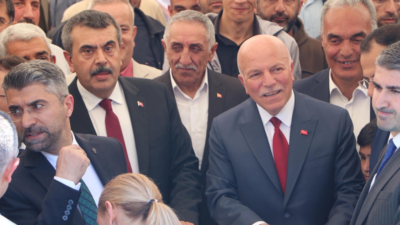 Bakan Tekin: Deprem bölgesinde eğitimin sağlıklı şekilde başlayacağı ortamı oluşturduk (2)