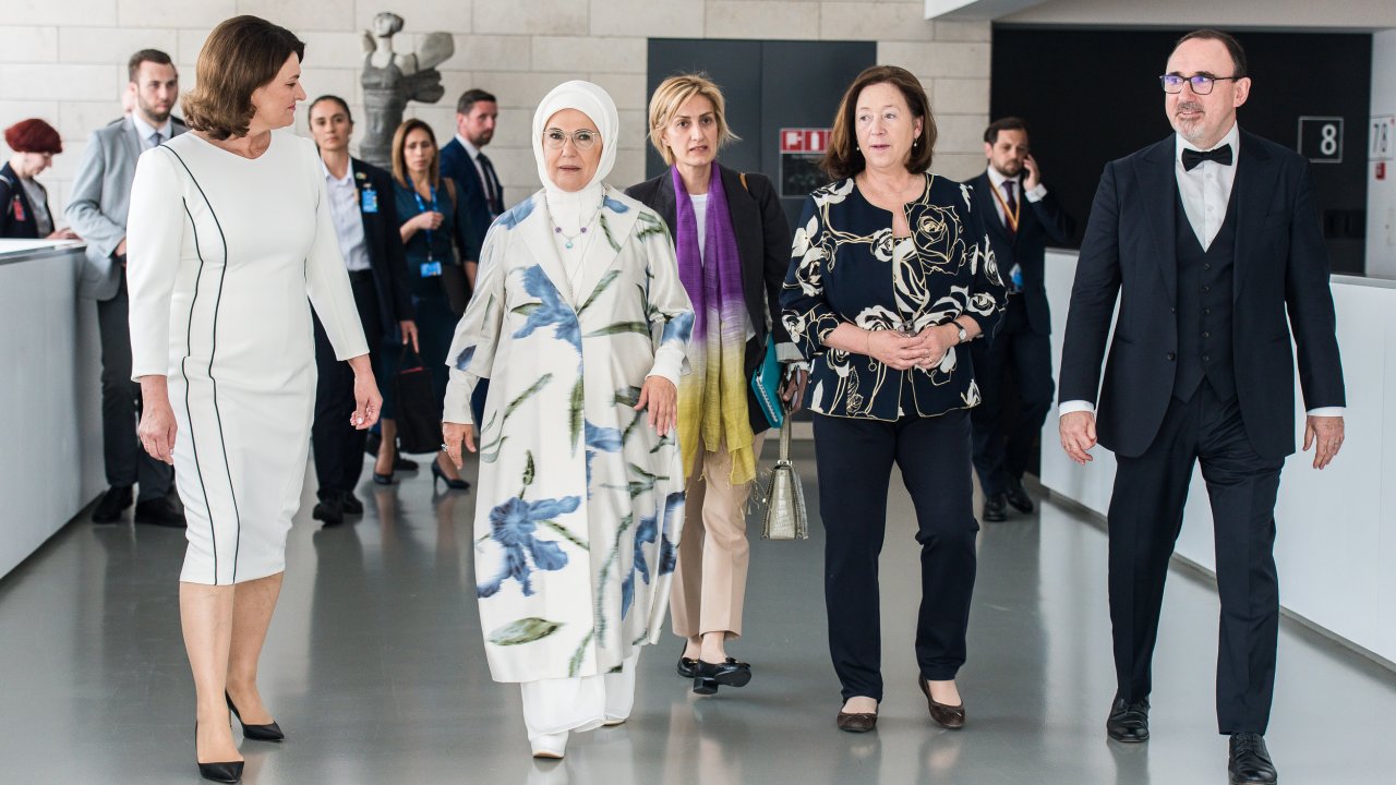 Emine Erdoğan, Litvanya'da lider eşleriyle bir araya geldi