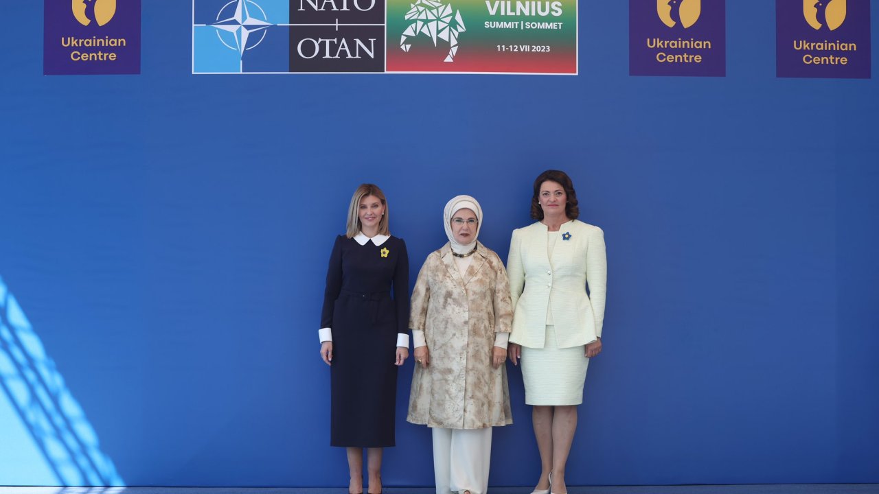 Emine Erdoğan, lider eşleriyle Ukrayna Merkezi'ni ziyaret etti