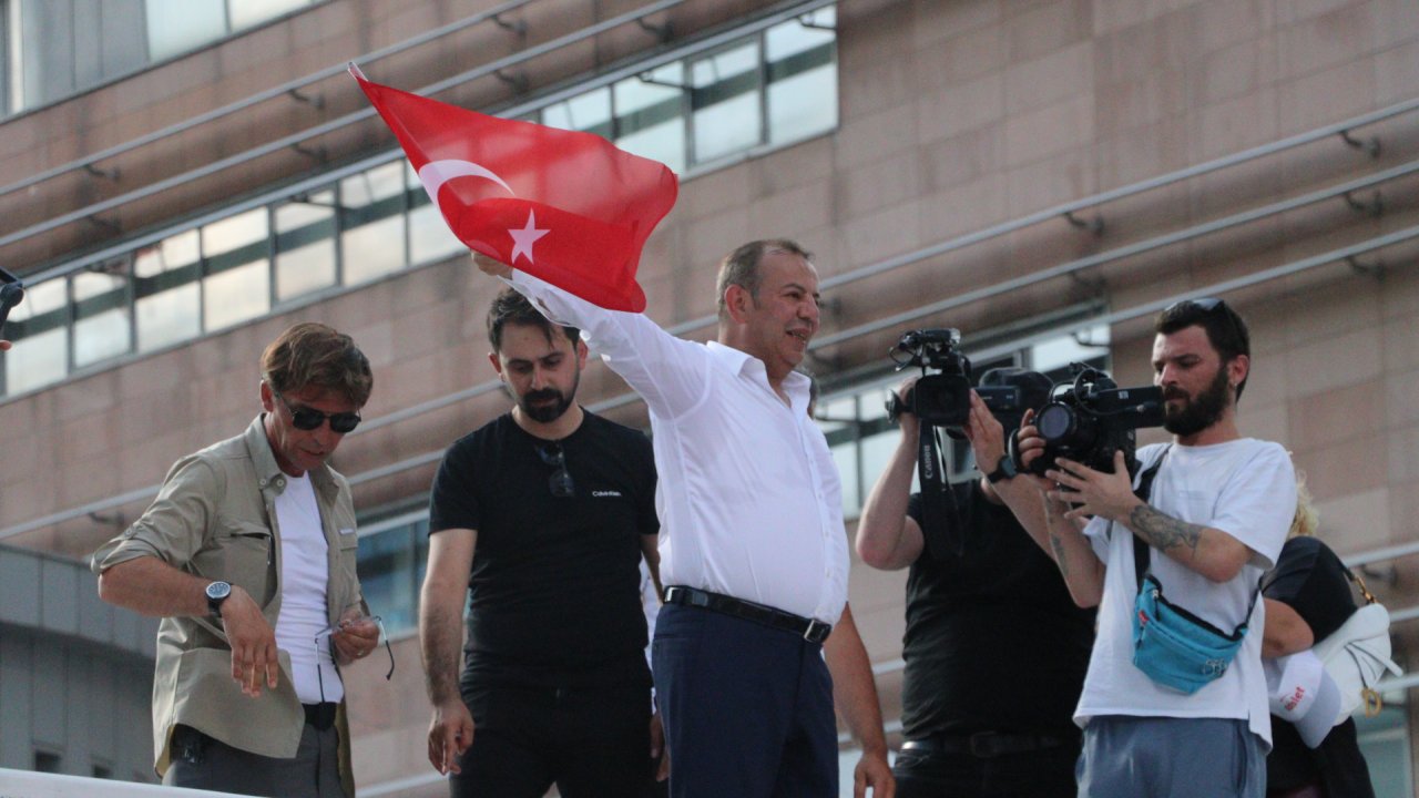 Tanju Özcan, CHP önüne koltuk fırlattı; 'Kılıçdaroğlu al bu koltuğu git evinde otur, torunlarını sev'