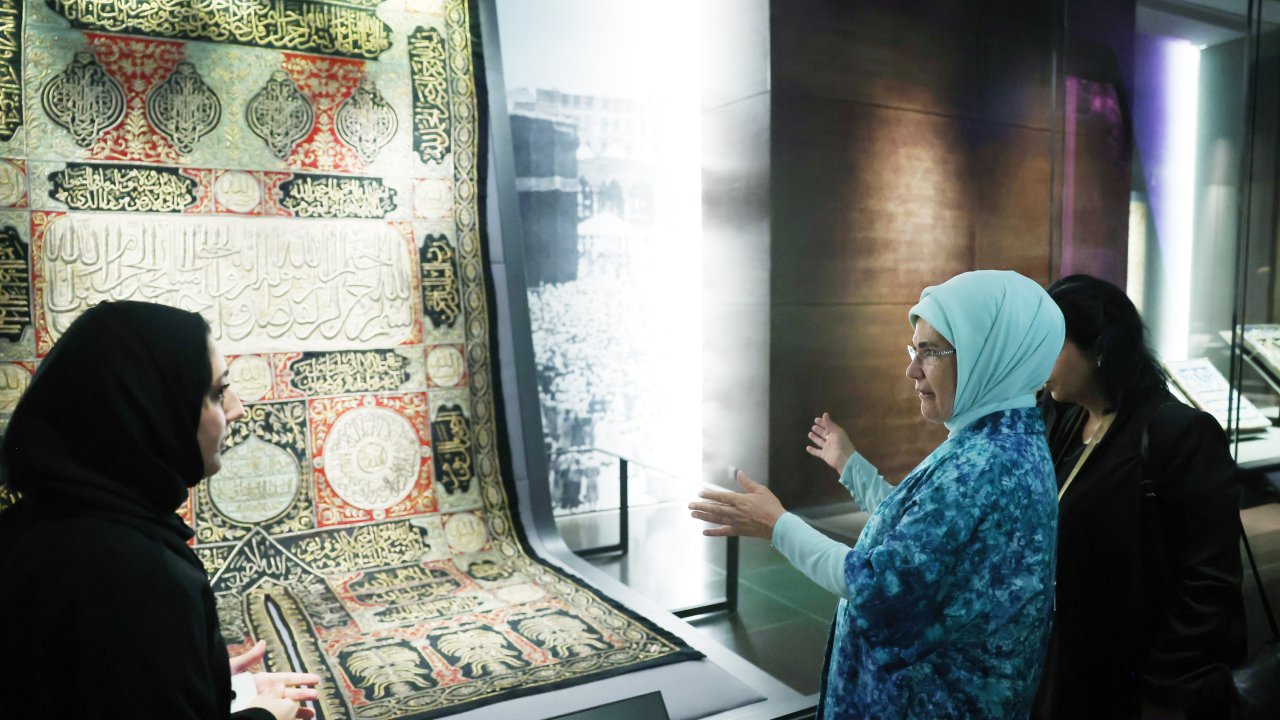 Emine Erdoğan, Katar'da İslam Eserleri Müzesi'ni ziyaret etti