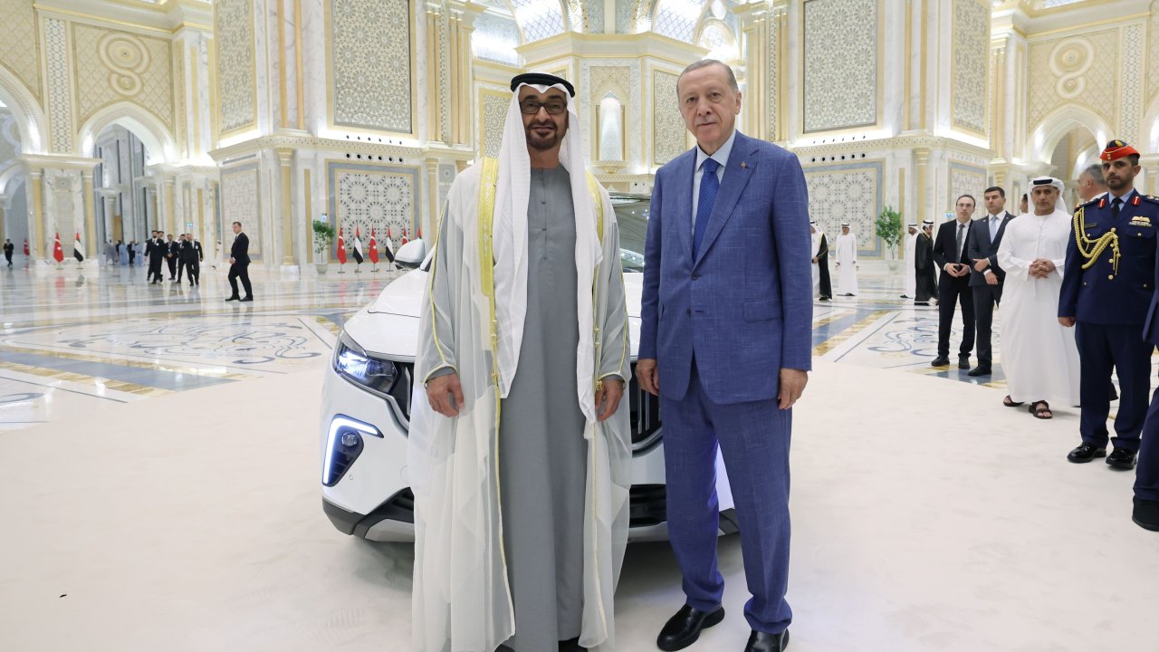 Cumhurbaşkanı Erdoğan, BAE Devlet Başkanı Al Nahyan'a TOGG hediye etti