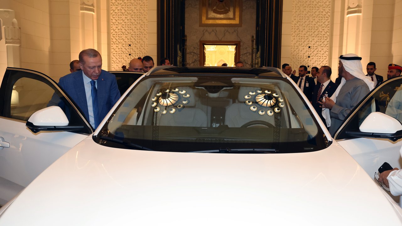 Cumhurbaşkanı Erdoğan, BAE Devlet Başkanı Al Nahyan'a TOGG hediye etti-EK FOTOĞRAFLAR