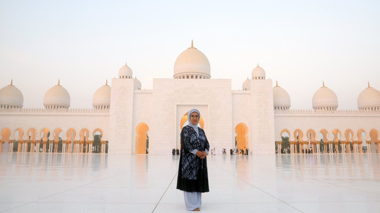 Emine Erdoğan, BAE’de Şeyh Zayed Camisi’ni ziyaret etti