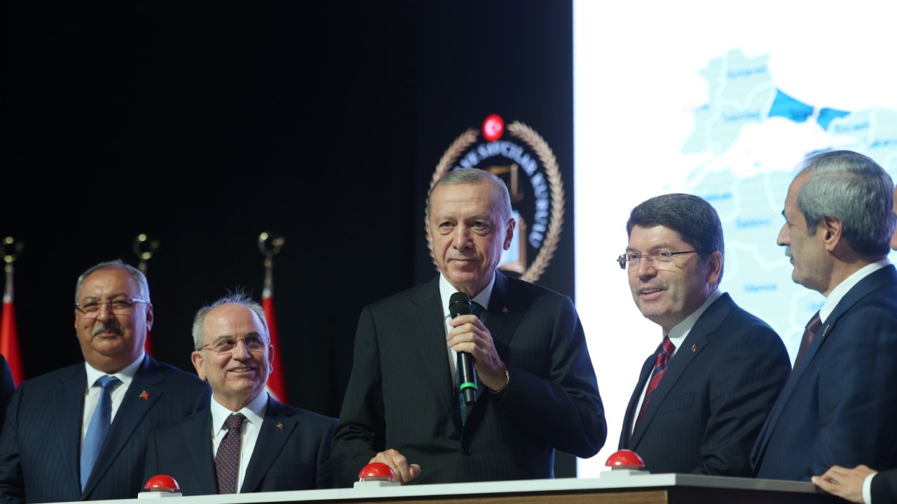 Erdoğan: Önceliklerimizin en başında Türkiye'yi darbe anayasasından kurtarmak var (2)