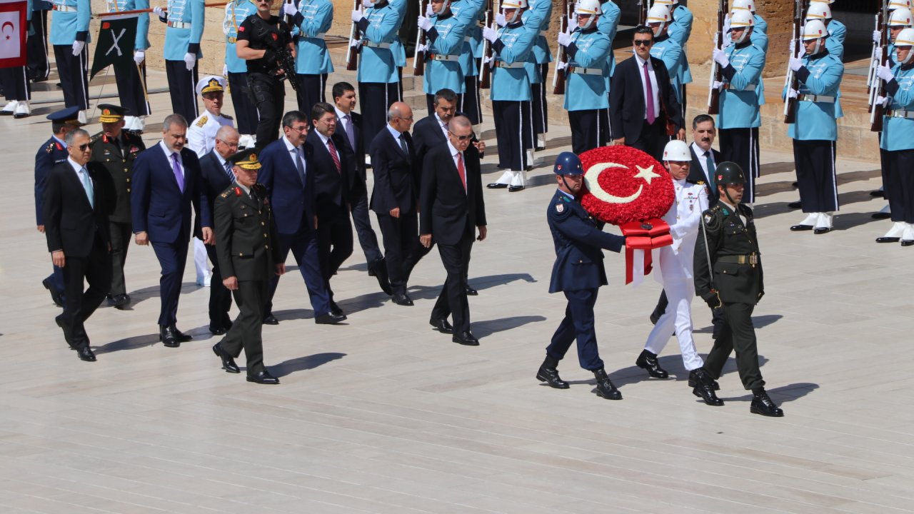 Cumhurbaşkanı Erdoğan, YAŞ üyeleriyle Anıtkabir'i ziyaret etti