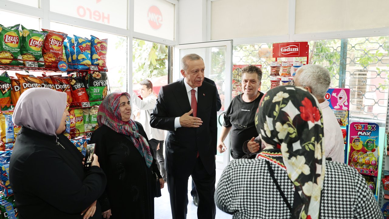 (Ek bilgiyle) Cumhurbaşkanı Erdoğan bakkal dükkanını ziyaret etti, çocuklara oyuncak dağıttı