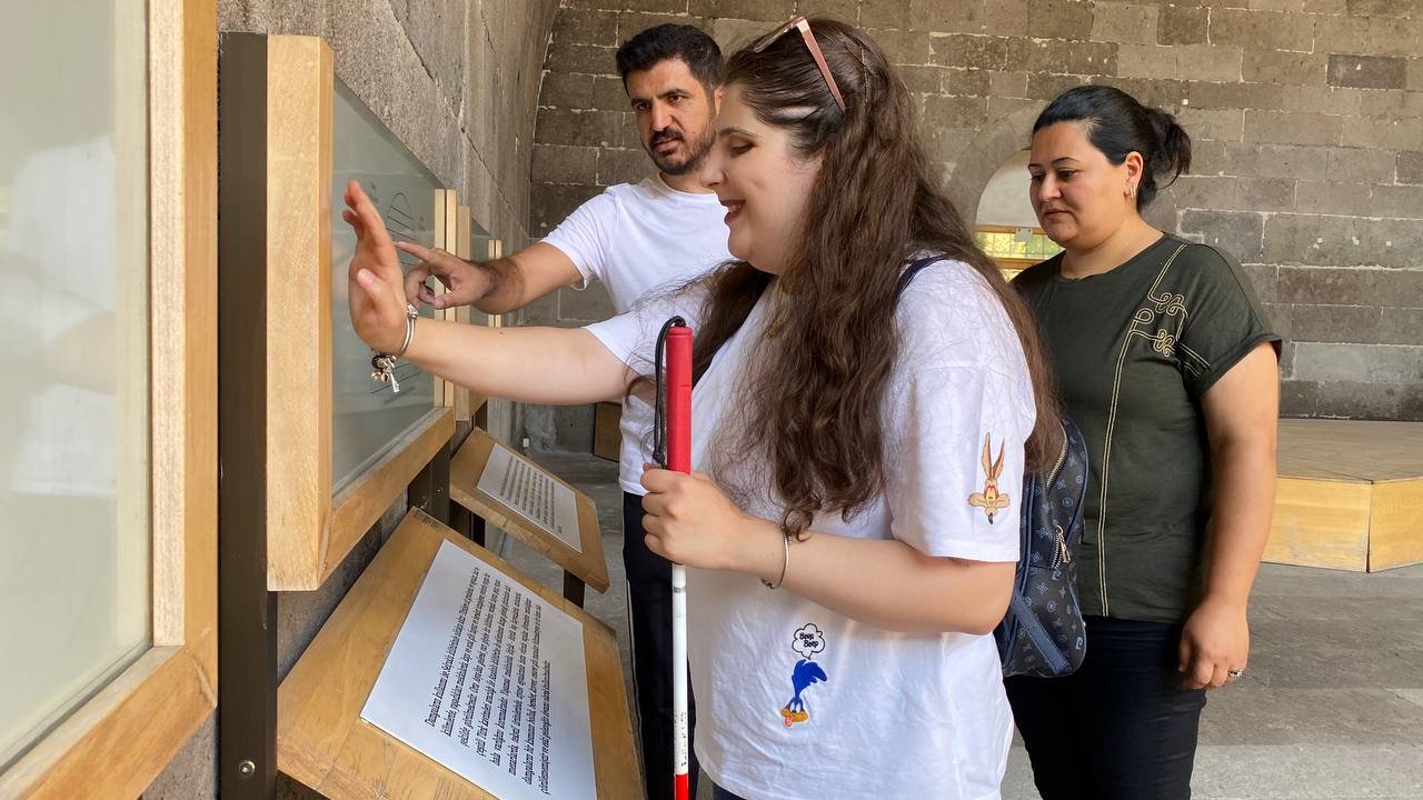 Görme engelli Selin'in 'müze gezme' hayali gerçekleşti