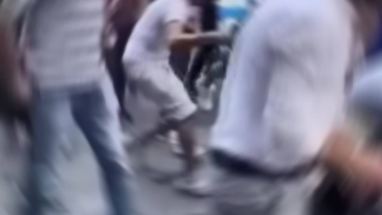 Vatandaşla dalga geçmek için Taksim'de sahte para dağıttı, mahkeme affetmedi