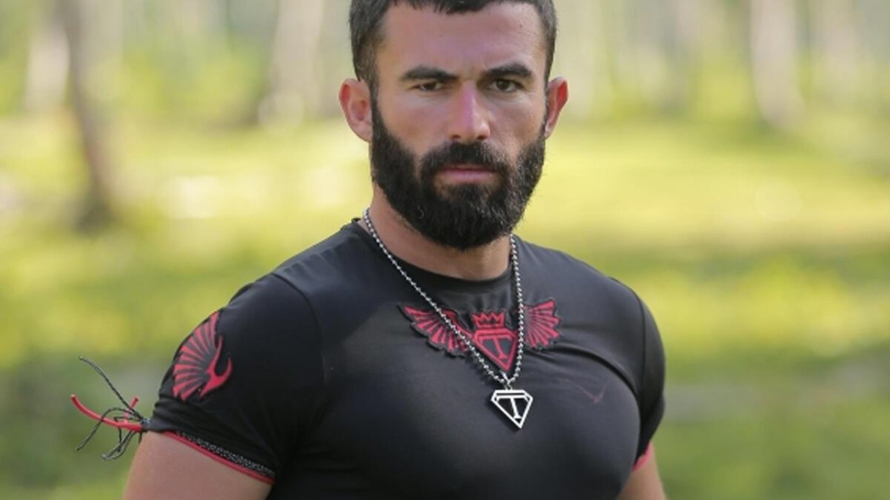 Turabi yarışmaya katılmayacağını böyle duyurdu: İlluminati’nin suikast girişimi sonucu bu hale geldim