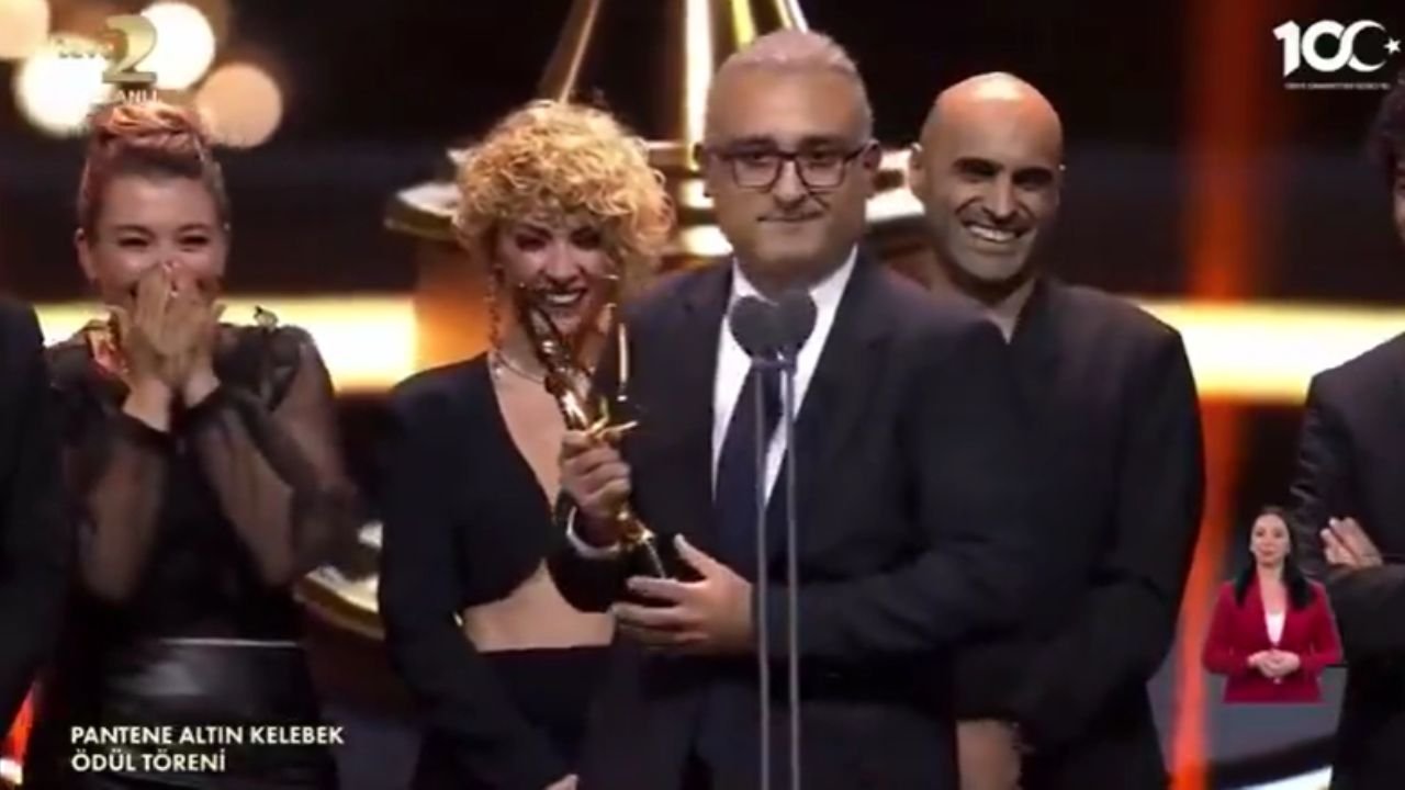 Pantene Altın Kelebek Ödül Töreni'nde Onur Atilla'dan kahkahaya boğan Kerem Bürsin taklidi
