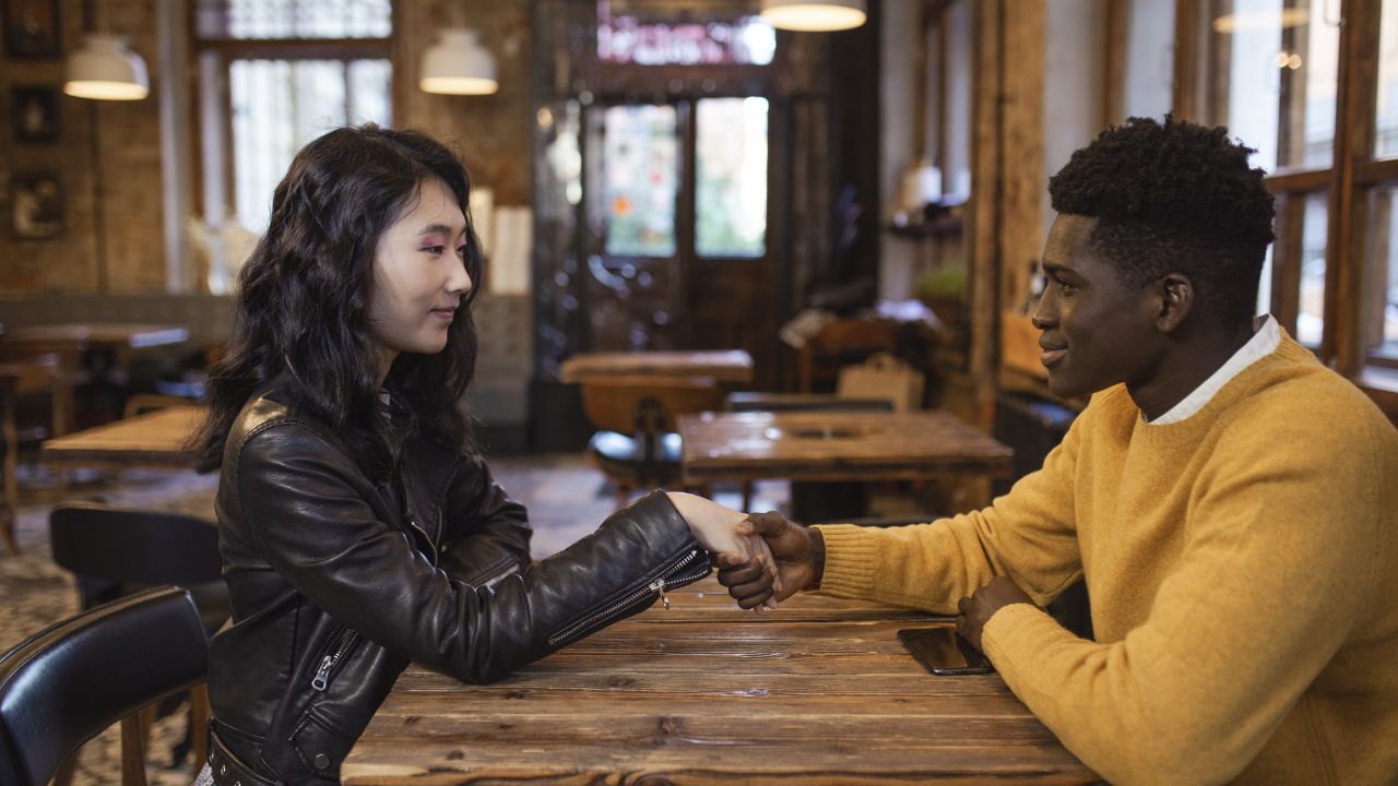 Kadınların sizden hoşlandıklarını gösteren 10 hareket