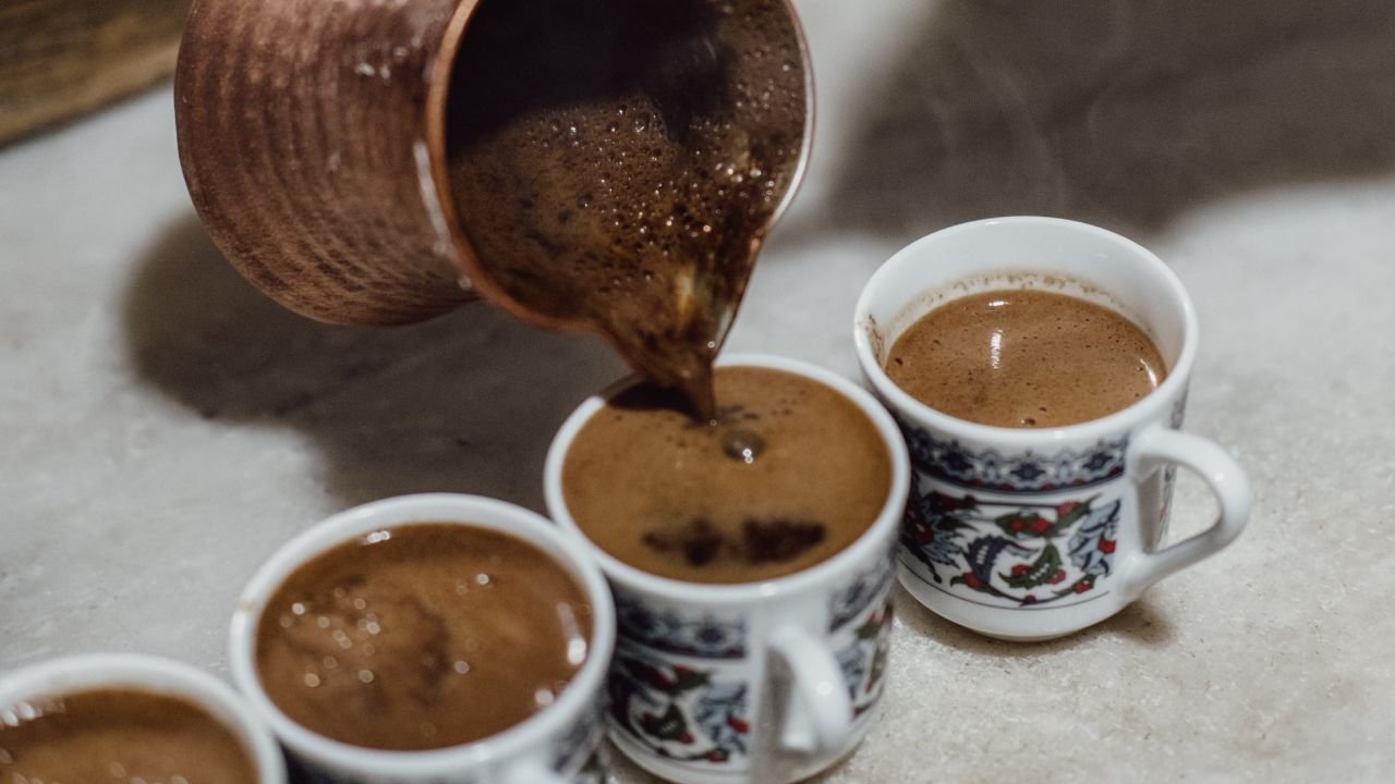 Bol köpüklü Türk kahvesi yapmanın püf noktası! Bu kadar köpürmesine şaşıracaksınız