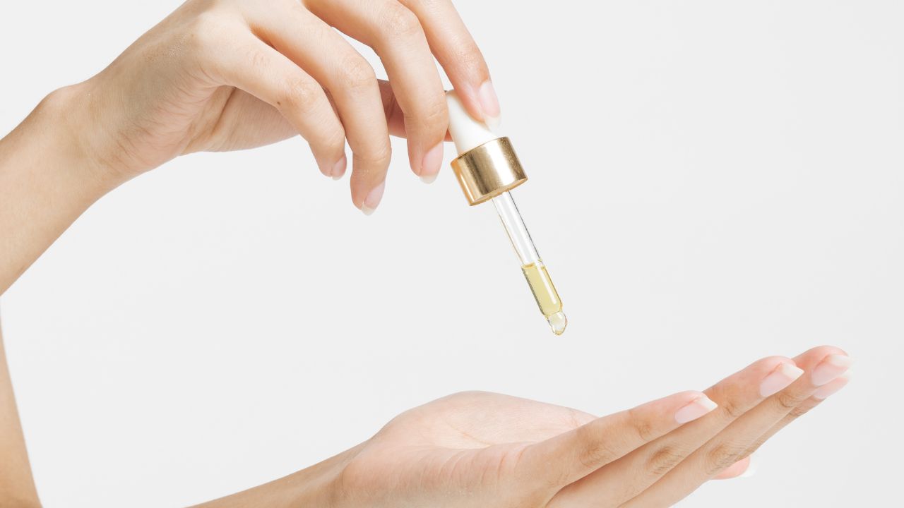 Bu yöntemle tırnaklarınızı sağlığına kavuşturun! Doğal tırnak bakım yağı tarifi