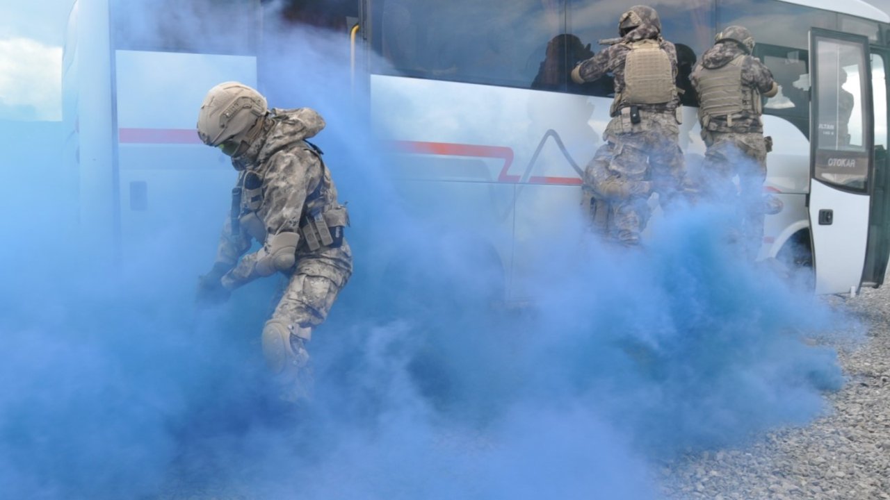 Özel Harekat Polisinin Eğitim Tatbikatı Nefes Kesti