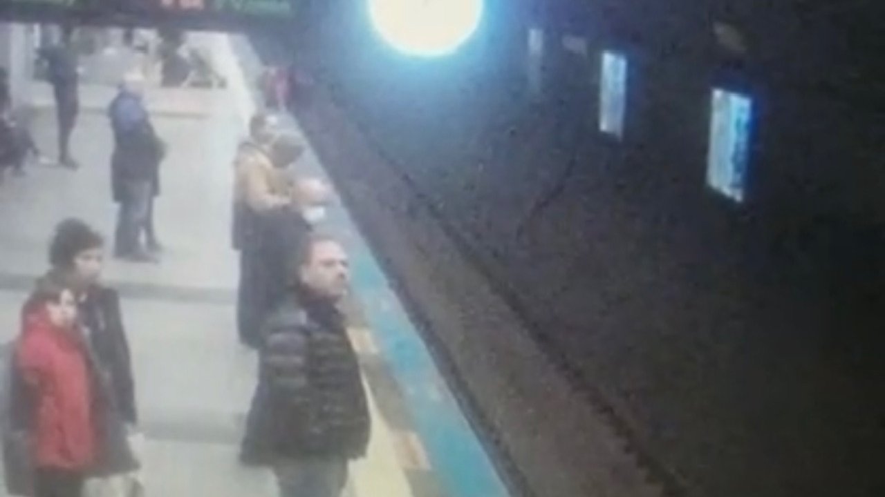 Maltepe'de Metro Raylarına Atlayan Üniversiteli Yaralandı