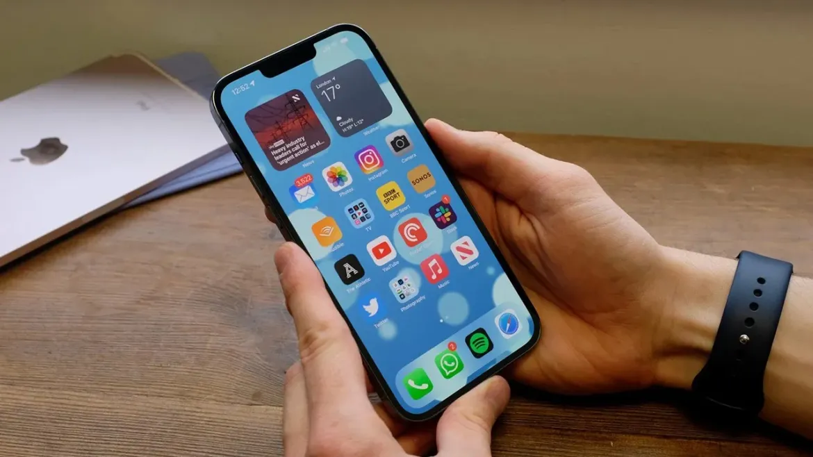 iPhone 14 Kolay Bir Değişimle Resmen Nothing iPhone Oluyor!