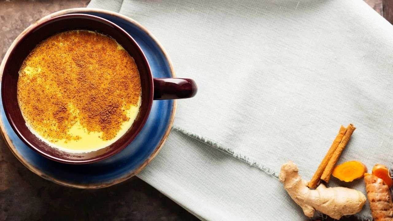 Bağırsakları çalıştırıyor, kabızlıktan eser kalmıyor! Bağırsak dostu altın süt tarifi