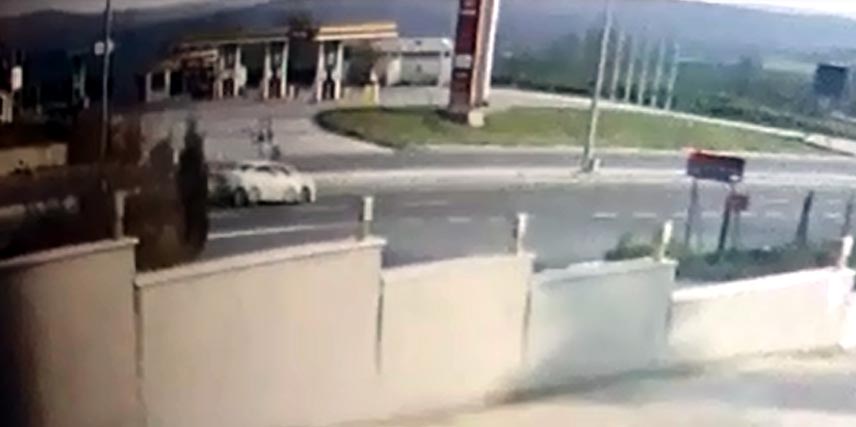 Otomobilin Çarptığı Yaren Ağır Yaralandı; Kaza Kamerada