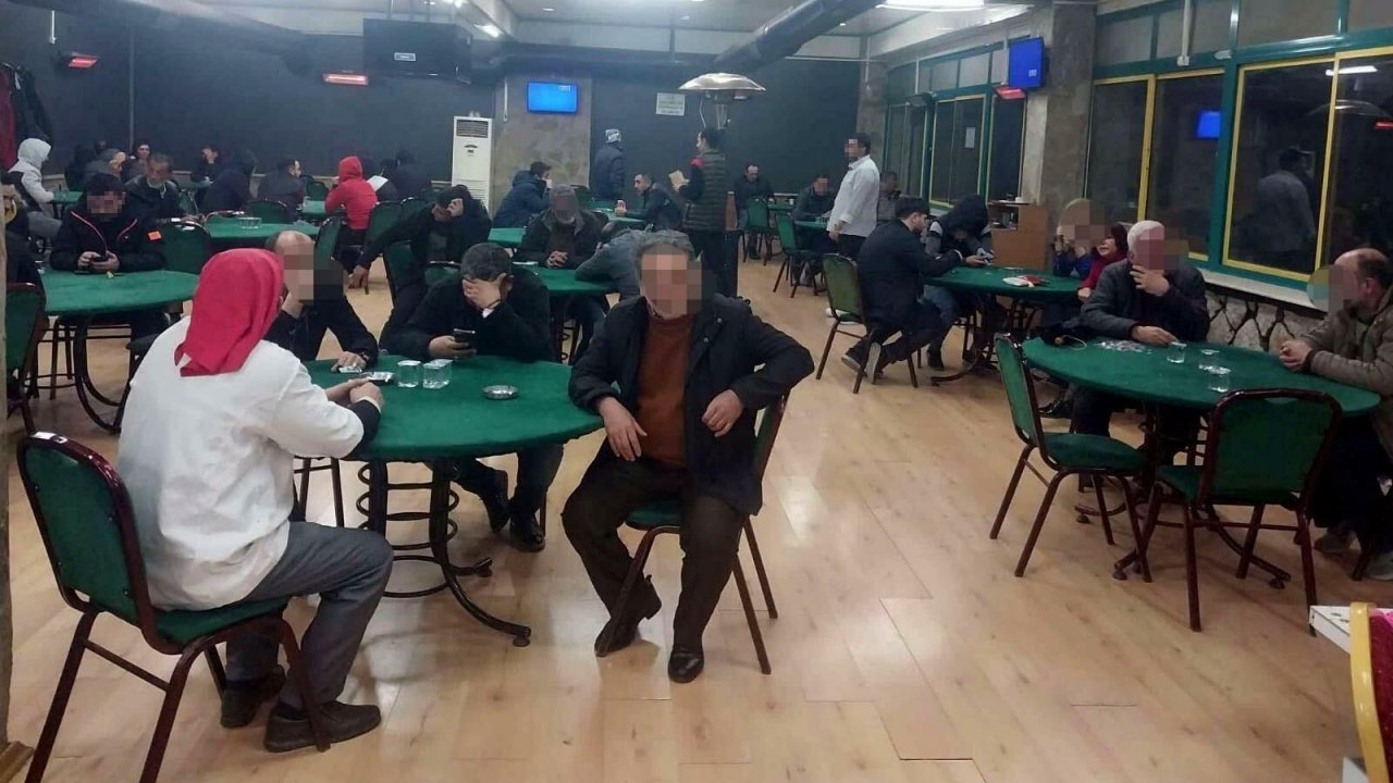 İzmir'de Kahvede Kumar Oynarken Yakalanan 58 Kişiye 235 Bin Tl Ceza