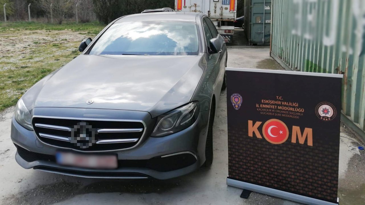 Interpol’ün Aradığı Otomobil Kaçak Sigara Operasyonunda Bulundu