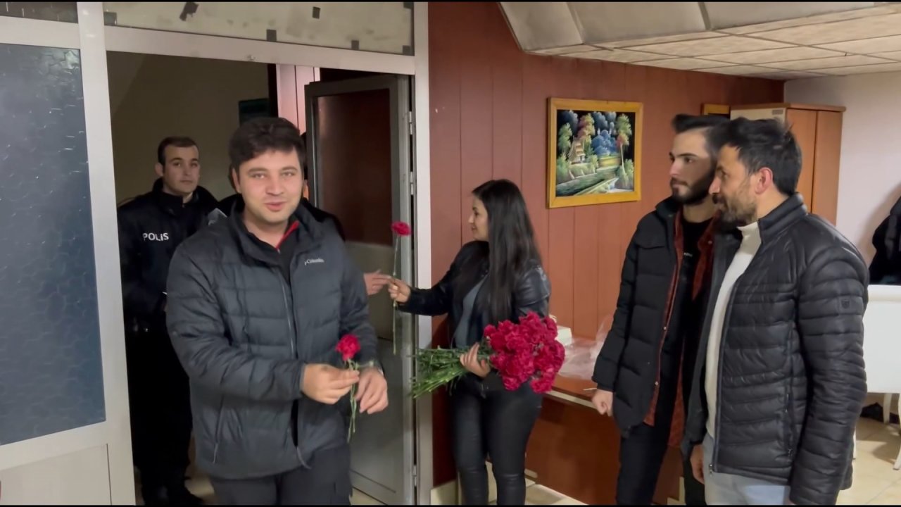 Kavga İhbarına Gelen Polisleri Çiçekle Karşılayıp, Haftalarını Kutladılar