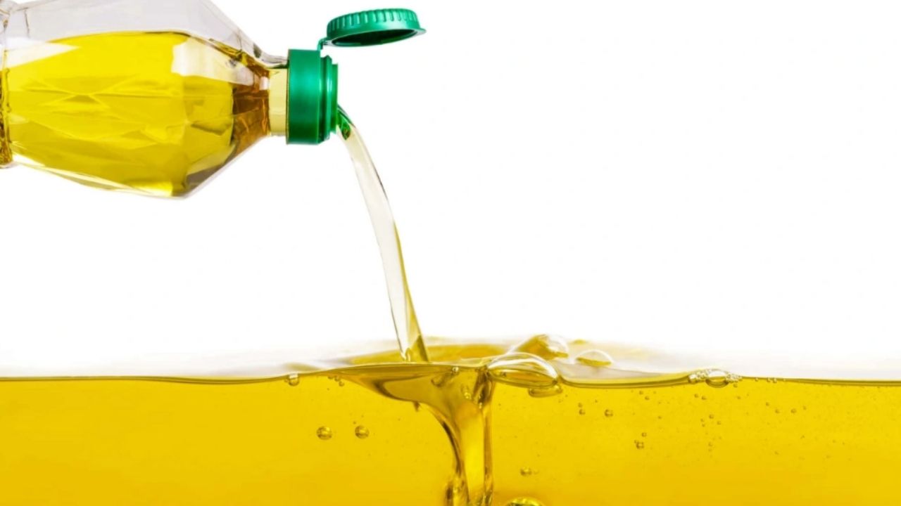 İşe yaramıyor sanıp çöpe atıyorduk! Ayçiçek yağının içindeki o küçük kapağın ne işe yaradığını öğrenince çok şaşıracaksınız
