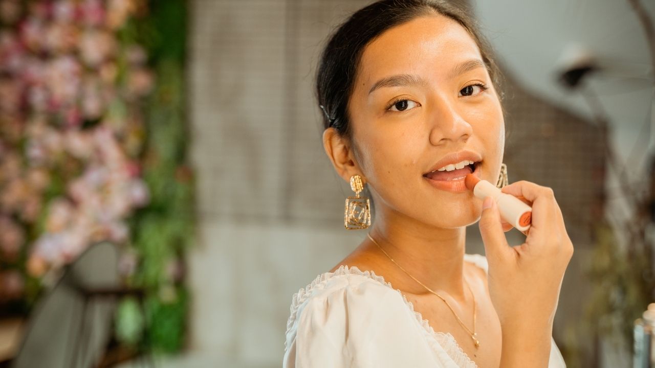 Ruj sürmek orucu bozar mı? Dudağa ruj, nemlendirici sürmek orucu bozar mı?