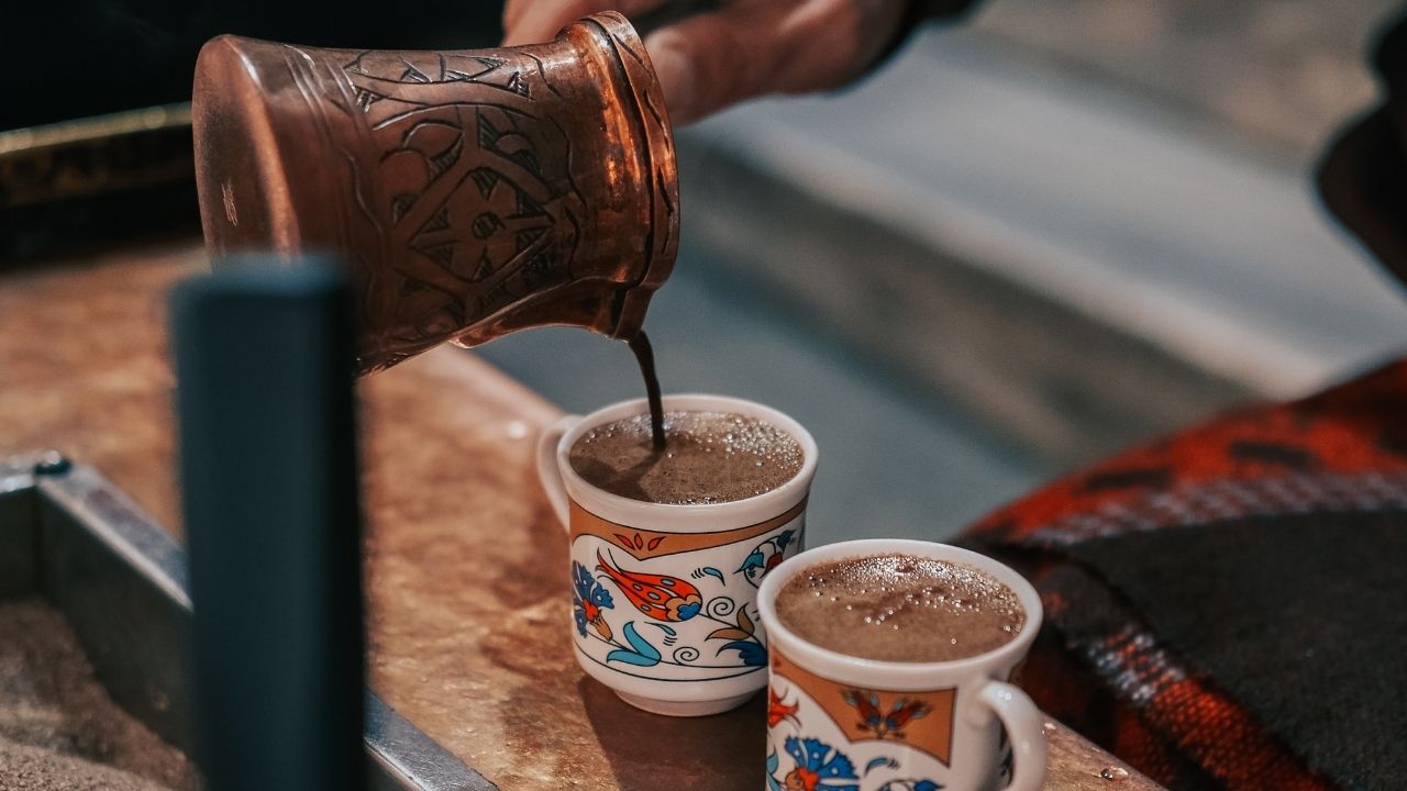 Kahve falında harf görmek ne anlama gelir? Falda harf görmek neye işaret eder?