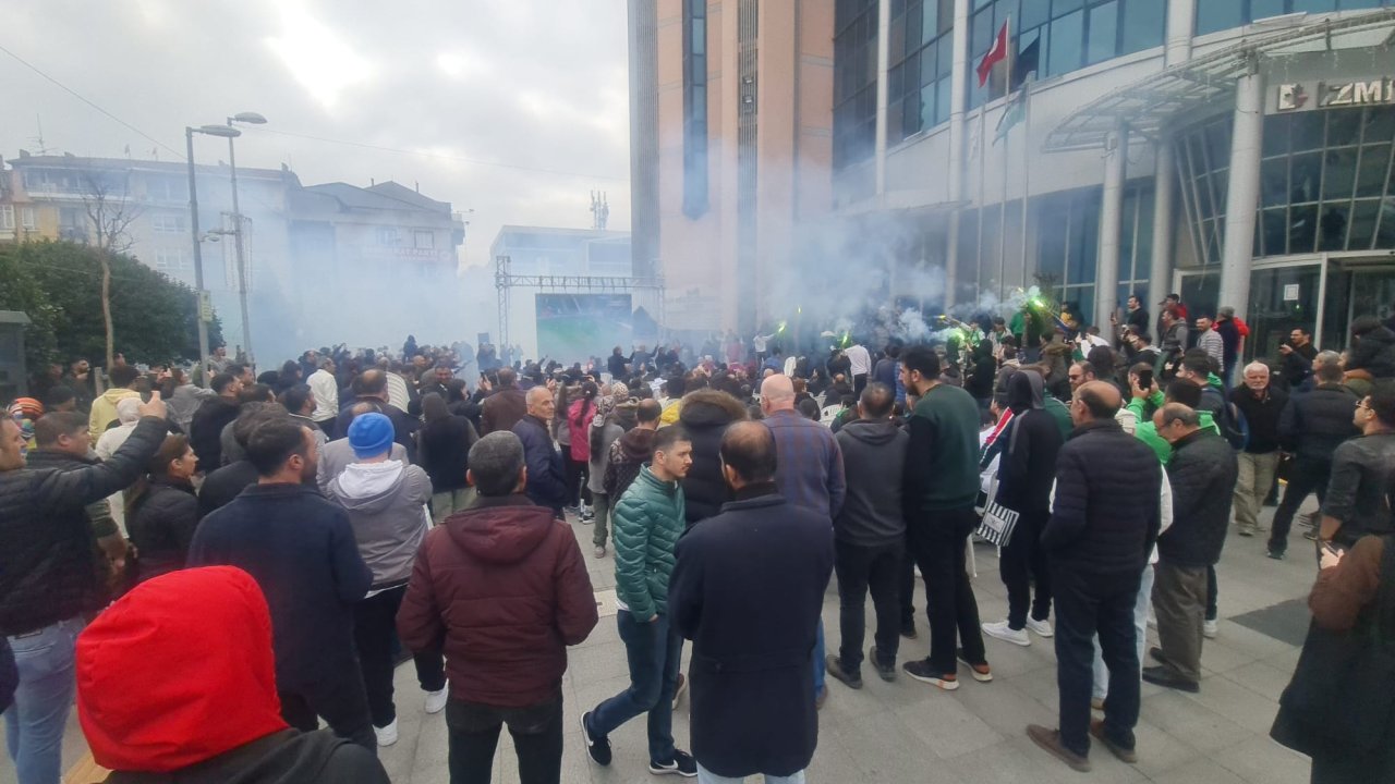 Seyircisiz Oynama Cezası Olan Kocaelispor'un Taraftarları, Maçı Dev Ekranda İzledi