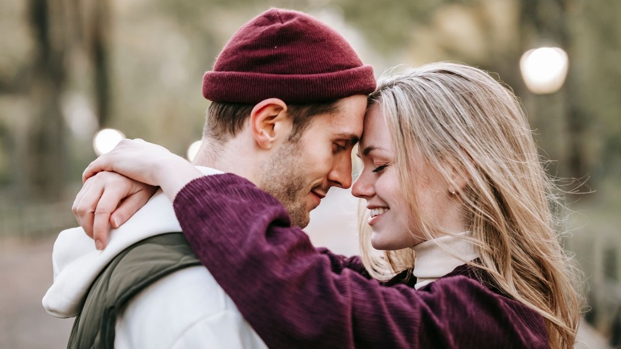 Bu 5 davranışı sergiliyorsa sizden hoşlanıyor demektir! Gizlice hoşlandığını gösteren 5 davranış