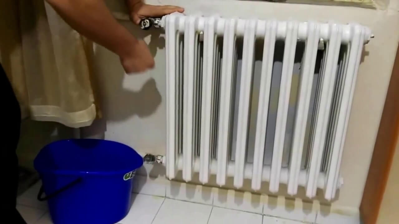 Kış Gelmeden Yapmalısınız! Karşınızda Kalorifer Peteklerindeki Suyu Boşaltıp Temizlemenin En Kolay Yolu!