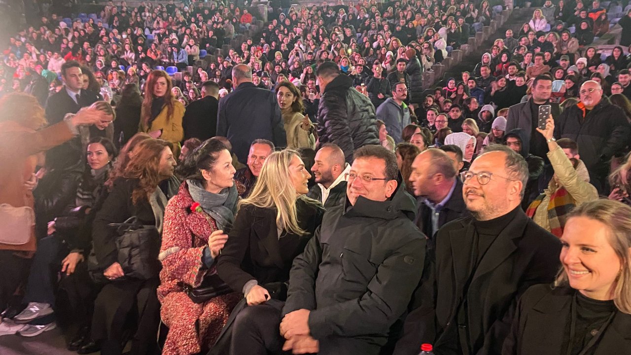 Harbiye Cemil Topuzlu Açık Hava Tiyatrosu Sezonu Depremzede Kız Öğrenciler İçin Açtı