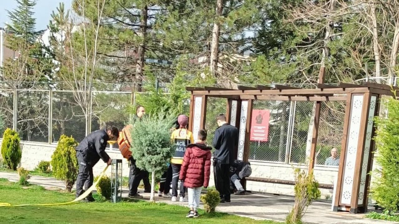 Parktaki Kameriyede Erkek Cesedi Bulundu