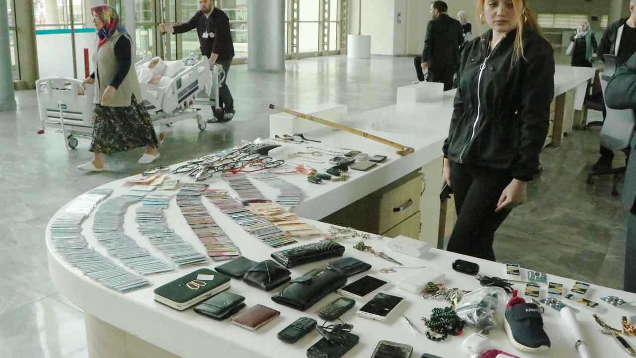 Şehir Hastanesinde Unutulan Binlerce Kimlik Ve Banka Kartı Sahiplerini Bekliyor