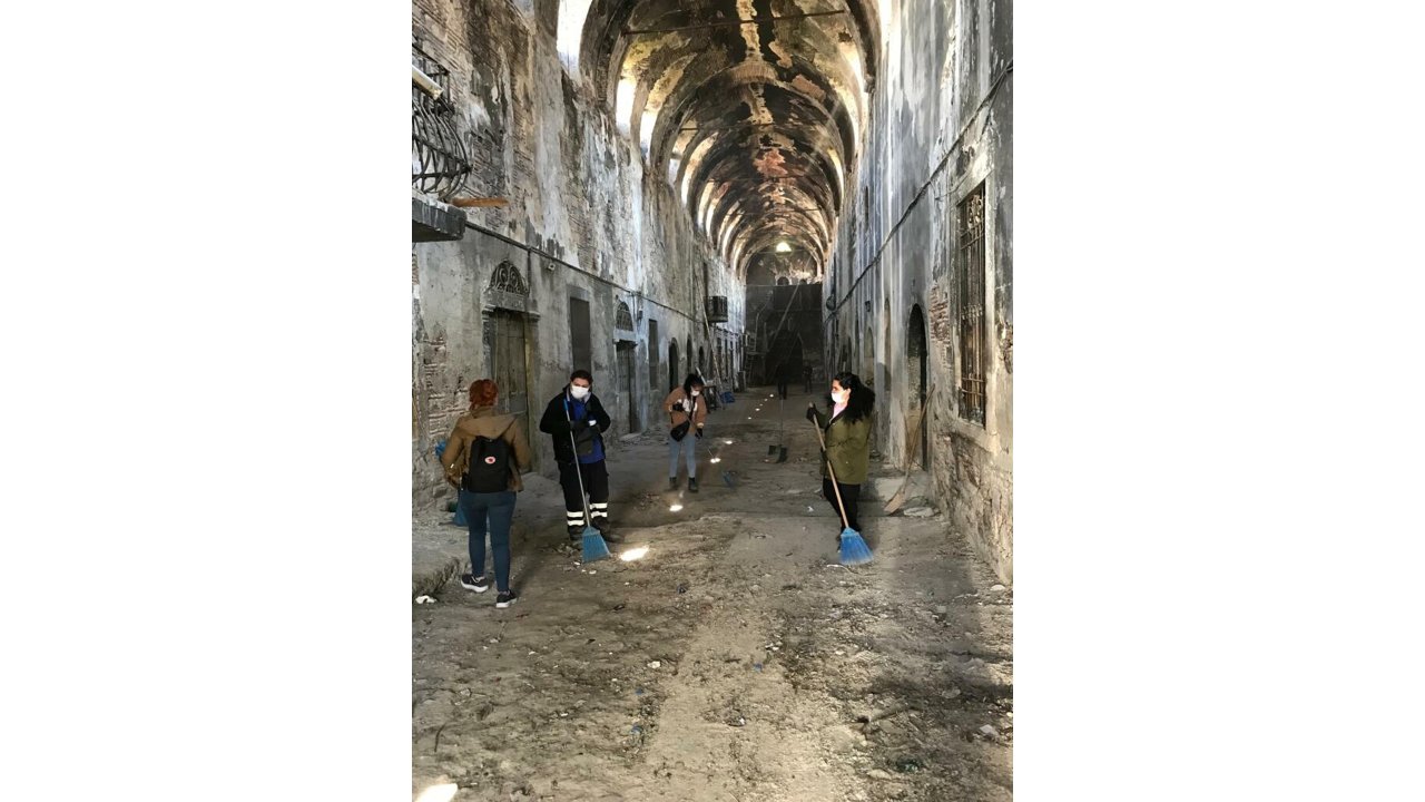 İzmir'de Tarihi Çakaloğlu Hanı Temizlendi