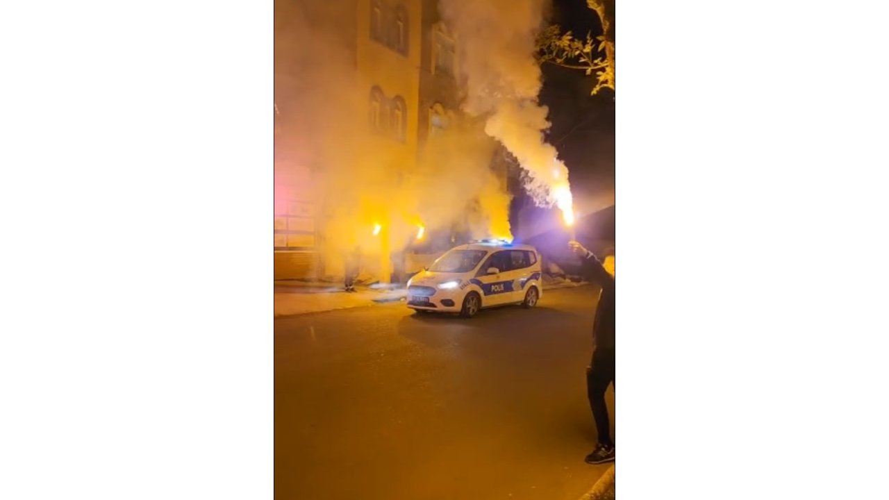 Diyarbakır'da Kavga İhbarına Giden Polislere Meşaleli Ve Pastalı Sürpriz