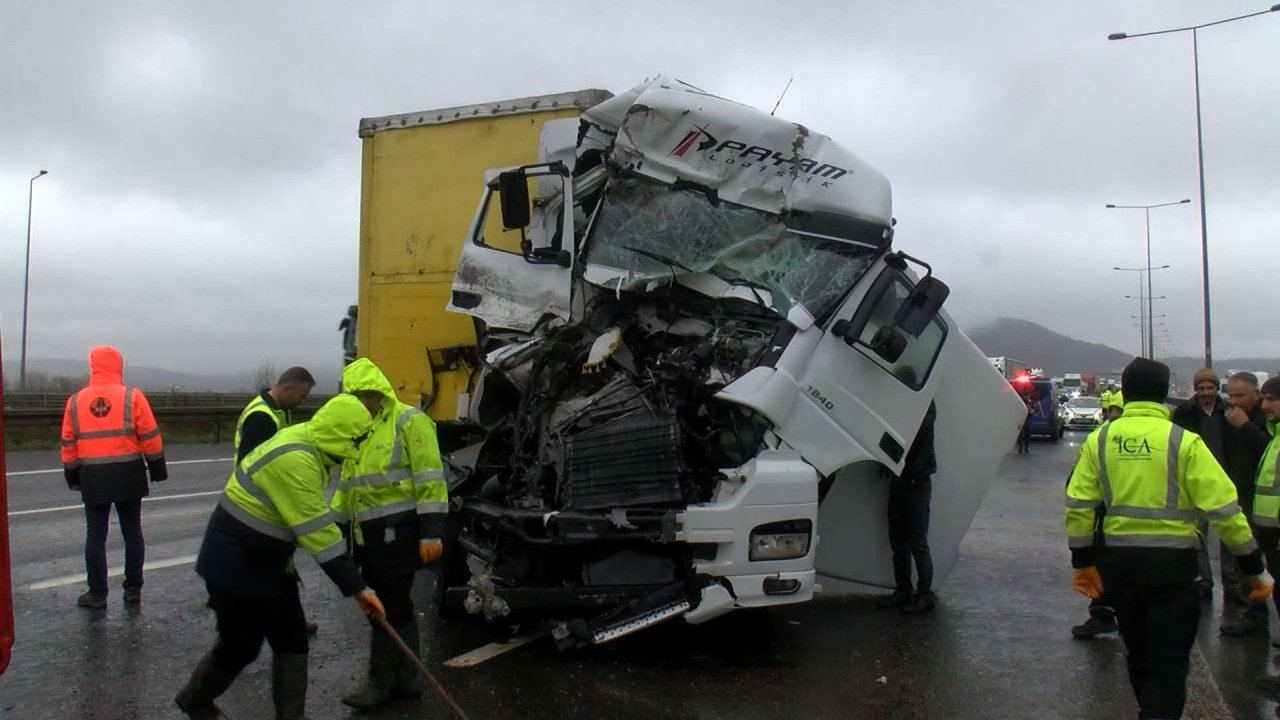Çekmeköy'de Aynı Yerde İki Tır Kaza Yaptı